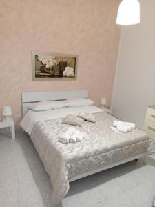 カターニアにあるAlle Porte Del Pigno Houseのタオルが敷かれたベッドのある寝室