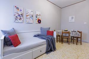 ローマにあるPigneto Smart Apartmentのベッド1台とダイニングルームが備わる客室です。
