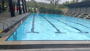 una gran piscina de agua azul en Hotel Vinchenso en Kaduwela