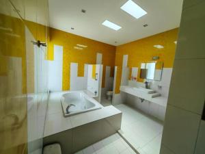 アグアスカリエンテスにあるCASA MEBAのバスルーム(バスタブ、洗面台、トイレ付)