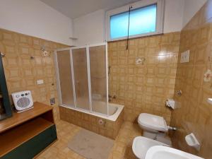ein Bad mit einer Dusche, einem WC und einem Waschbecken in der Unterkunft Mandello Panoramico in Mandello del Lario