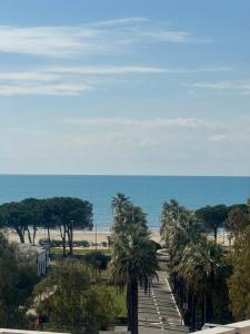 een uitzicht op een strand met palmbomen en de oceaan bij Royal Seaview Apartment in Durrës