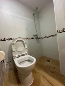 Ein Badezimmer in der Unterkunft Fudodo舒适3 beds