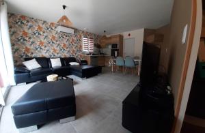 ein Wohnzimmer mit einem Sofa und einem Tisch in der Unterkunft Carcès, Villa en Provence, piscine, 6 personnes. in Carcès
