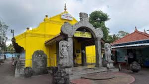 un edificio amarillo con estatuas delante de él en Hotel Vinchenso en Kaduwela