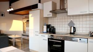 Η κουζίνα ή μικρή κουζίνα στο Ferienhaus Henneseeblick - Lake - View - Terrace - Hils - Wood - WIFI