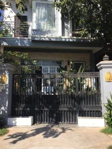 Czarna brama przed domem w obiekcie Liza Boutique w mieście Phumĭ Ta Phŭl