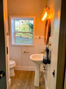 Un baño con lavabo y ventana. en Beaver Dam Mountain Cabins, en Travelers Rest 26 fotos más