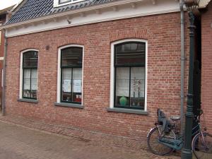 a bike parked in front of a brick building at Topzomer in Sleat in Sloten