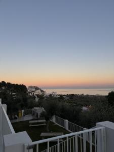 - une vue sur l'océan depuis le balcon d'une maison dans l'établissement CasaRagno, à Vieste