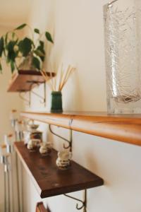 a wooden shelf with a potted plant on it at Casa Mira - Ampio, fully equipped e zona tranquilla in Trieste