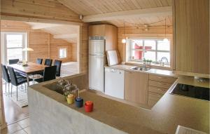 SkovbyにあるNice Home In Sydals With 3 Bedrooms, Sauna And Wifiのキッチン(冷蔵庫付)、ダイニングルーム