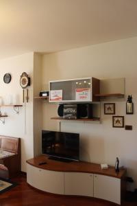 sala de estar con mesa de centro y microondas en Casa Mira - Ampio, fully equipped e zona tranquilla, en Trieste