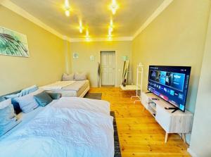 um quarto com 2 camas e uma televisão de ecrã plano em Studio Apartment in attraktiver und zentraler Lage em Berlim