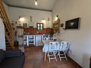 uma cozinha e sala de estar com mesa e cadeiras em Valvida em Gaio