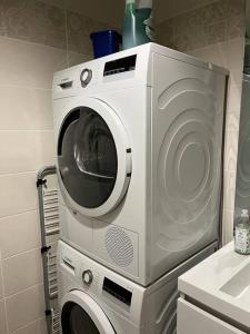 uma máquina de lavar roupa em cima de uma máquina de lavar roupa em Gite André De Vignory em Vignory