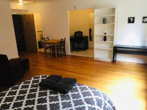 een kamer met een bed, een tafel en een piano bij Stylish Montreal Apartment: Comfortable Stay in the Golden Square Mile in Montreal