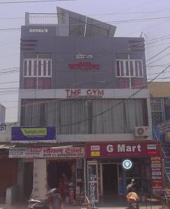 ChopanにあるHotel Sarvapriyaの高層ビル