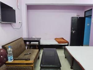 ChopanにあるHotel Sarvapriyaのソファ、ベッド、テーブルが備わる客室です。