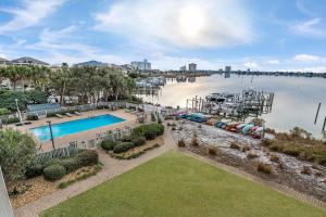 una vista aérea de un puerto deportivo con piscina en South Harbour Unit 3D, en Pensacola Beach