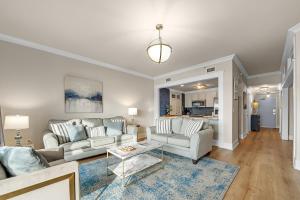 Una sala de estar con dos sofás y una mesa. en South Harbour Unit 3D, en Pensacola Beach