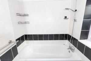 Gallery image of Comfy 2 Bedroom House for 4 in Strood