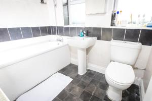 Gallery image of Comfy 2 Bedroom House for 4 in Strood +16 photos