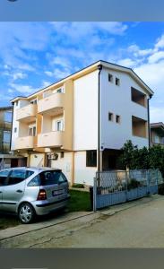 ドニ・シュトイにあるApartman Semaの建物の前に車が駐車されている