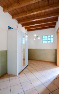 Zimmer mit einem weißen Schrank und einer Holzdecke in der Unterkunft Domus Dea 4 Città Alta in Bergamo