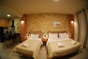 a hotel room with two beds and a kitchen at Cruzeto in Syvota