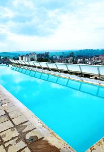 une piscine sur le toit d'un bâtiment avec eau bleue dans l'établissement Executive fully furnished one bedroom -tsavo kiambu, à Kiambu