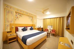 1 dormitorio con 1 cama grande en una habitación en Hotel Ganga Ratan, en Agra