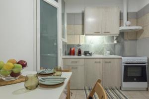 uma cozinha com uma mesa com uma taça de fruta em Arktinou apartment em Atenas