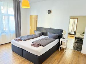 ein Schlafzimmer mit einem großen Bett in einem Zimmer in der Unterkunft Pension Dresdener Berge in Dresden