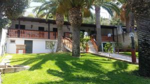 a house with palm trees in the yard at La dimora del Capo in Santa Maria