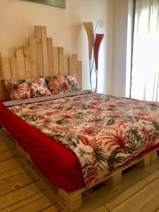 a large bed in a room with a large bed sidx sidx at Central City Apartment in Belgrade