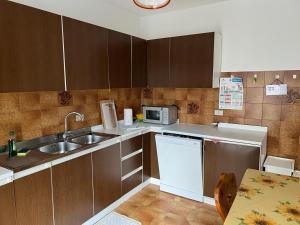 Kuchyň nebo kuchyňský kout v ubytování CASA PINUCCIA APPARTAMENTO EST