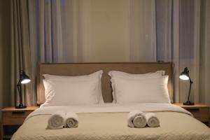 a bedroom with a bed with towels on it at Cruzeto in Syvota