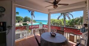 a dining room with a view of the ocean at Le coup de coeur in Saint-François