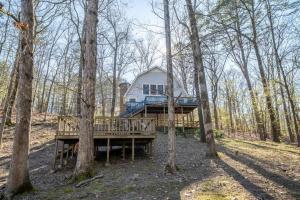 a house in the middle of the woods at Mallard's Rest in Hot Springs