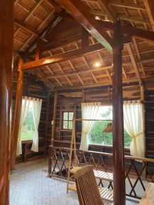 een kamer met houten plafonds en ramen in een huis bij Lam Nguyên Charming House in Bao Loc