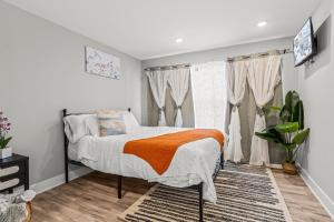 una camera da letto con un letto e una finestra di 2BR-2BA Luxy Dendrobium Oasis, Pet Friendly, Family Friendly, Free Parking & Balcony a Philadelphia