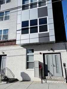 un edificio con una porta sul lato di 2BR-2BA Luxy Dendrobium Oasis, Pet Friendly, Family Friendly, Free Parking & Balcony a Philadelphia