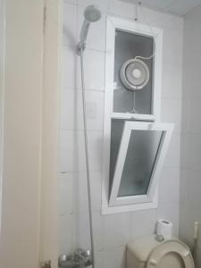 uma casa de banho com WC e uma luz na parede em ETAS Residence em Abu Dhabi