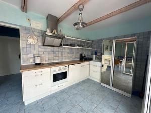 een keuken met witte kasten en een tegelvloer bij Adria Sun Apartments Vodice in Vodice
