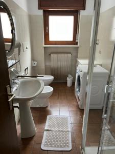 Koupelna v ubytování CASA PINUCCIA APPARTAMENTO EST