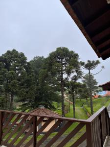 una terraza de madera con vistas a un parque en Recanto Paraíso Aventuras, en Rio Negrinho