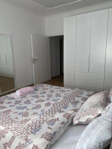 um quarto com uma cama com duas almofadas em 29 Guesthouse em Kolgecaj