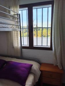 1 dormitorio con cama y ventana con vistas en ¡Piso familiar en Jávea!, en Jávea