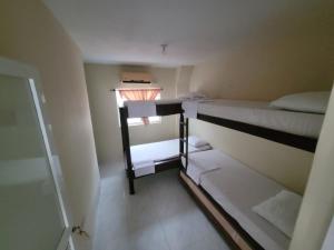 Bunk bed o mga bunk bed sa kuwarto sa LOS BOHIOS DE COVEÑAS